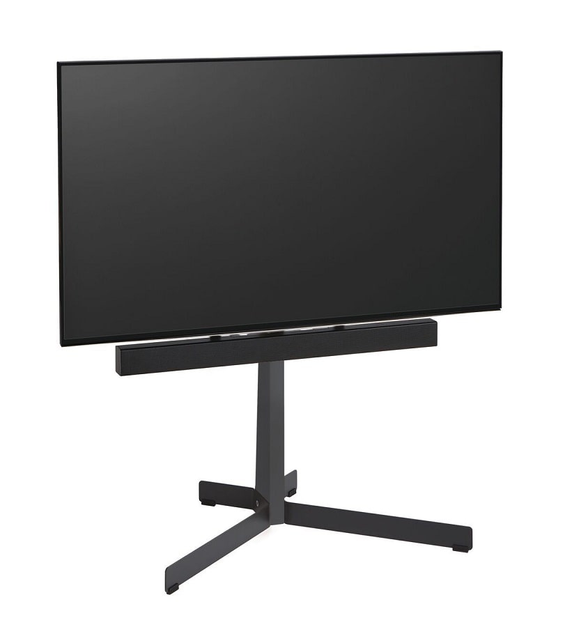 Vogel's TVS 3690 s velkým televizorem a soundbarem připevněným pod obrazovkou, černá ocelová konstrukce na bílém pozadí