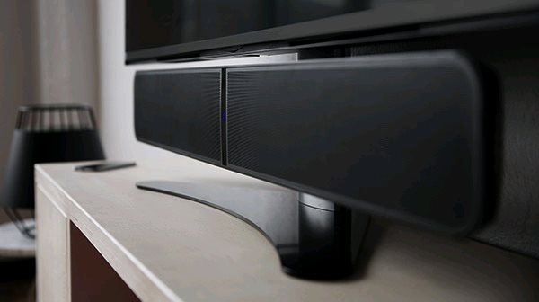 Bluesound TS 100 z boku — pohled na stolek s TV