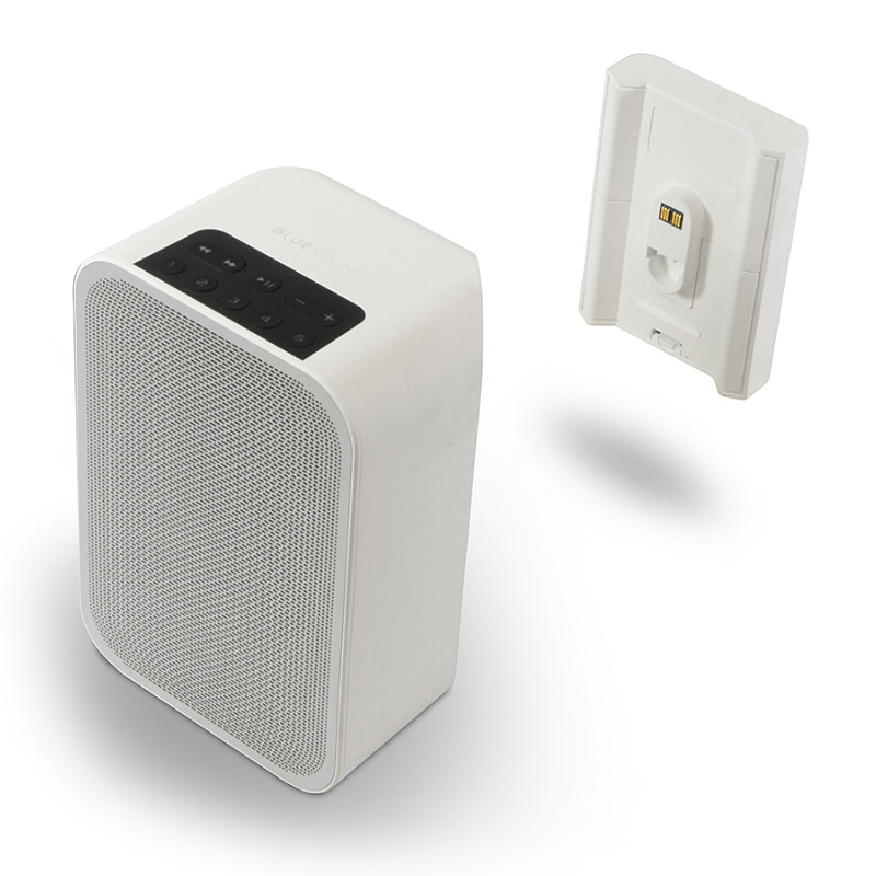 Detail nasazení baterie Bluesound BP100 na zadní stěnu přehrávače Pulse Flex