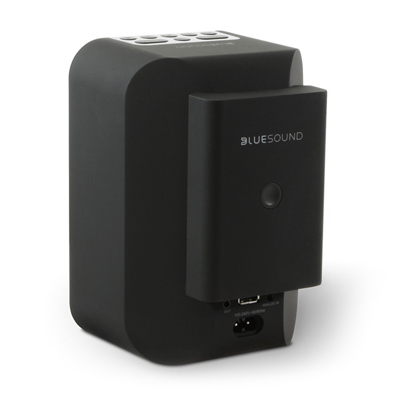 Detail dosedací plochy baterie Bluesound BP100 pro připojení k přehrávači