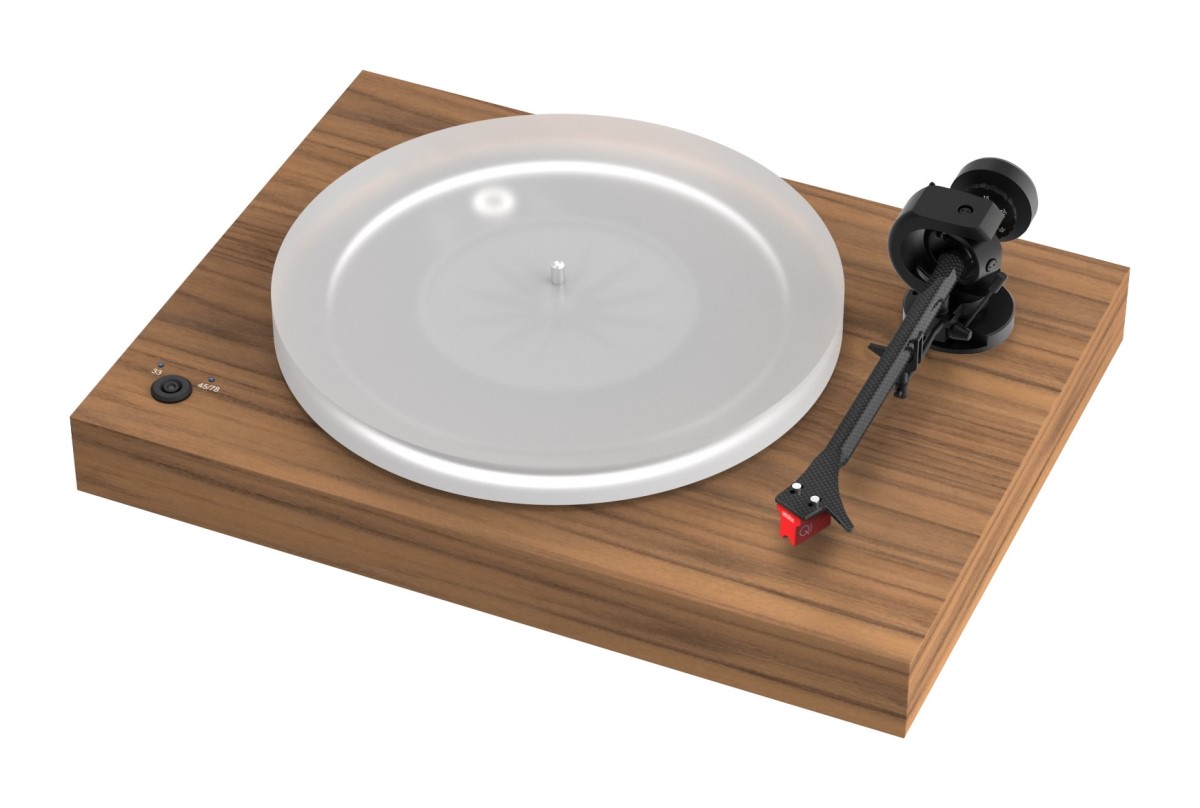 Detail uhlíkového ramene Pro-Ject X2 B s anti-skating a protizávažím nad akrylovým talířem