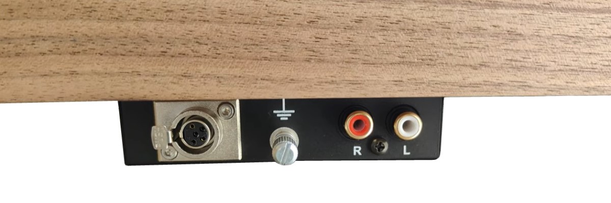 Spodní strana Pro-Ject X2 B s mini XLR konektorem, zemnicí svorkou a výstupy RCA L/R