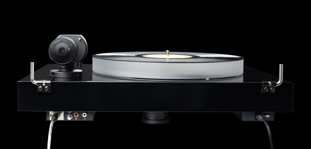 Pro-Ject X2 B z boku v provedení Piano black s akrylovým talířem a vyloženou deskou