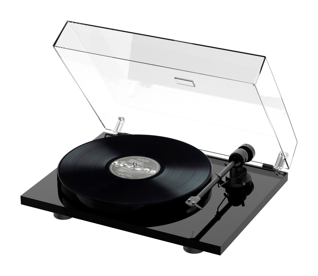 Detail rovného hliníkového ramene a headshellu Pro-Ject E1 BT