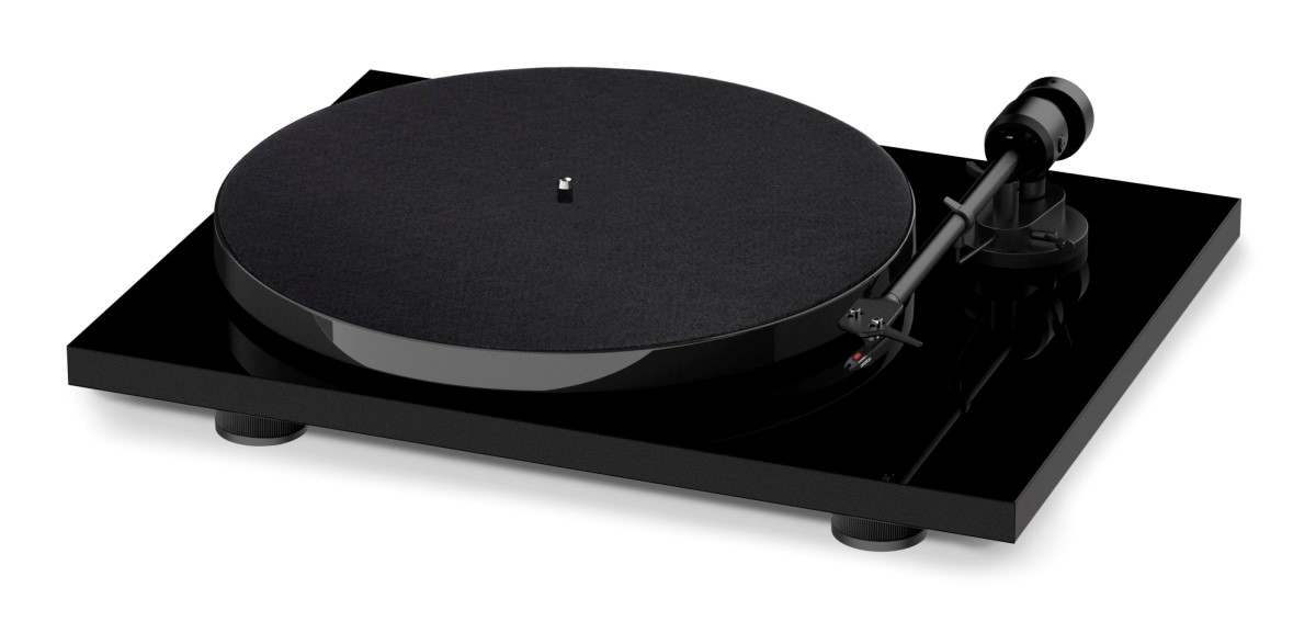 Pro-Ject E1 BT v černém provedení s osazenou přenoskou Ortofon a protiprachovým krytem