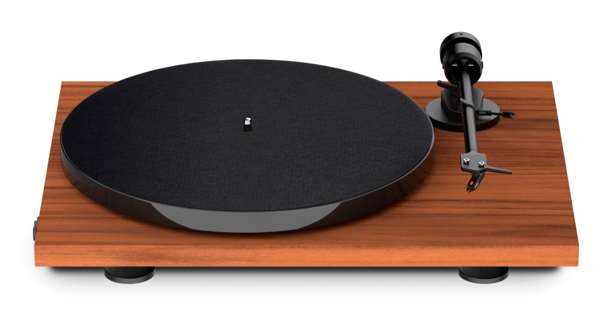 Detail bočního třípolohového přepínače rychlosti a konektorů Pro-Ject E1 BT