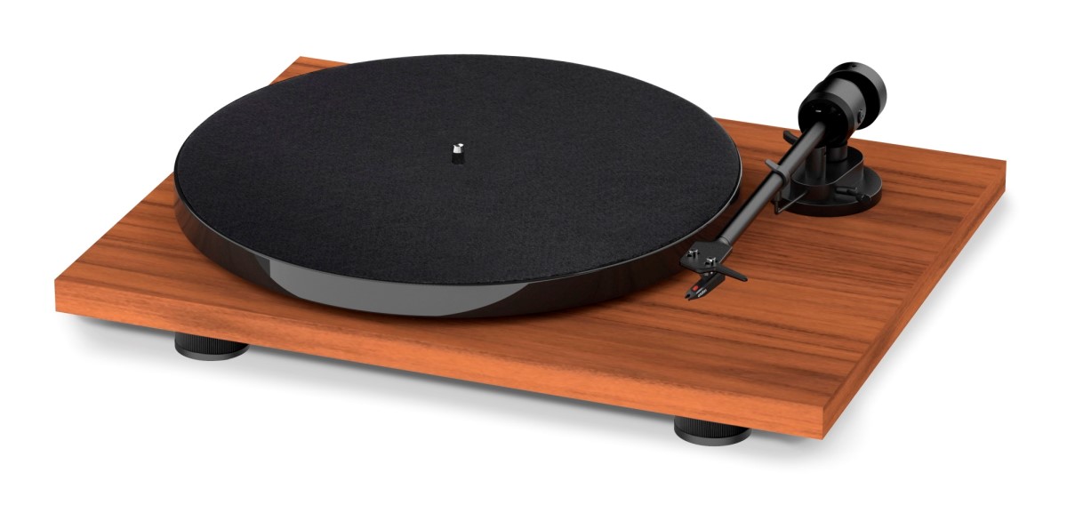 Detail gramofonu Pro-Ject E1 PHONO s talířem, ramenem a protiprachovým krytem