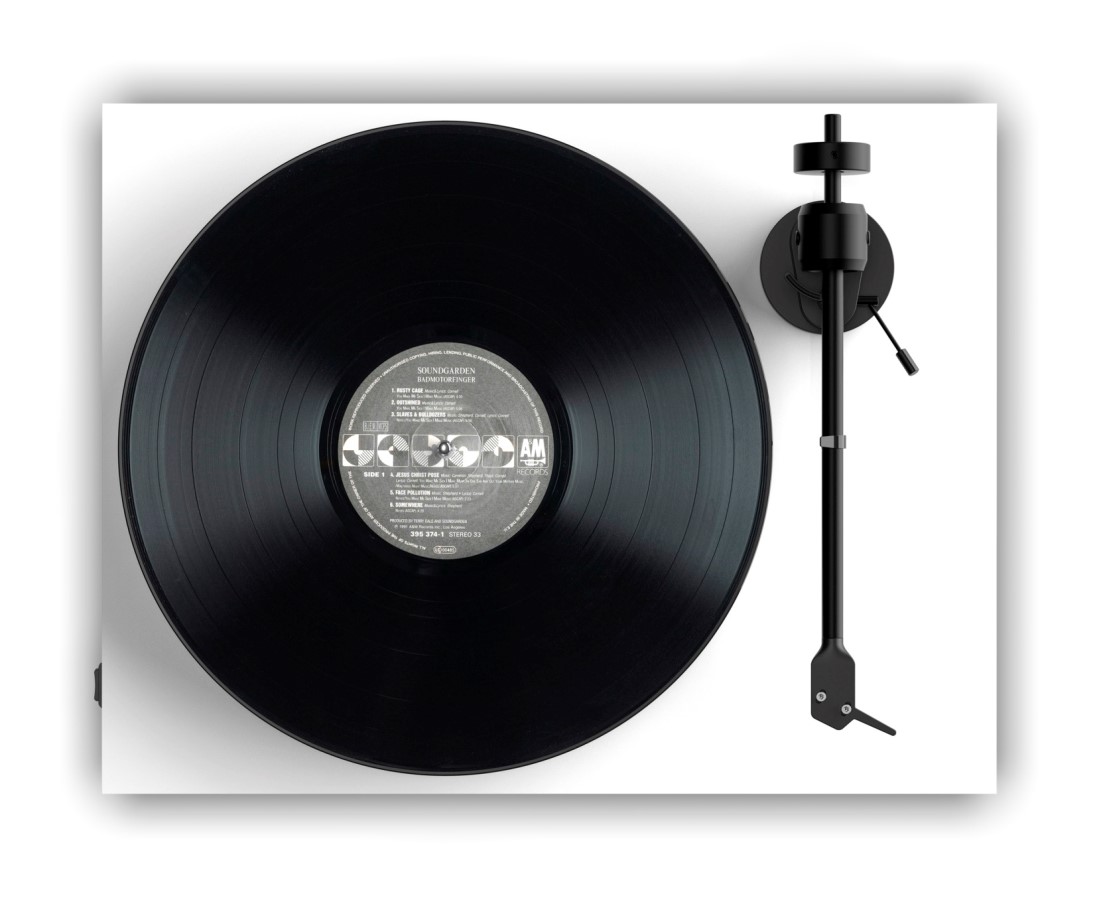 Detail rovného hliníkového ramene 8,6 palce a headshellu gramofonu Pro-Ject E1 PHONO