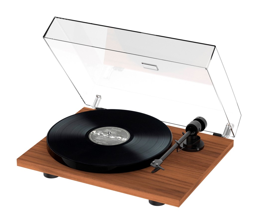 Detail odnímatelného stíněného phono kabelu s RCA zakončením u gramofonu Pro-Ject E1 PHONO