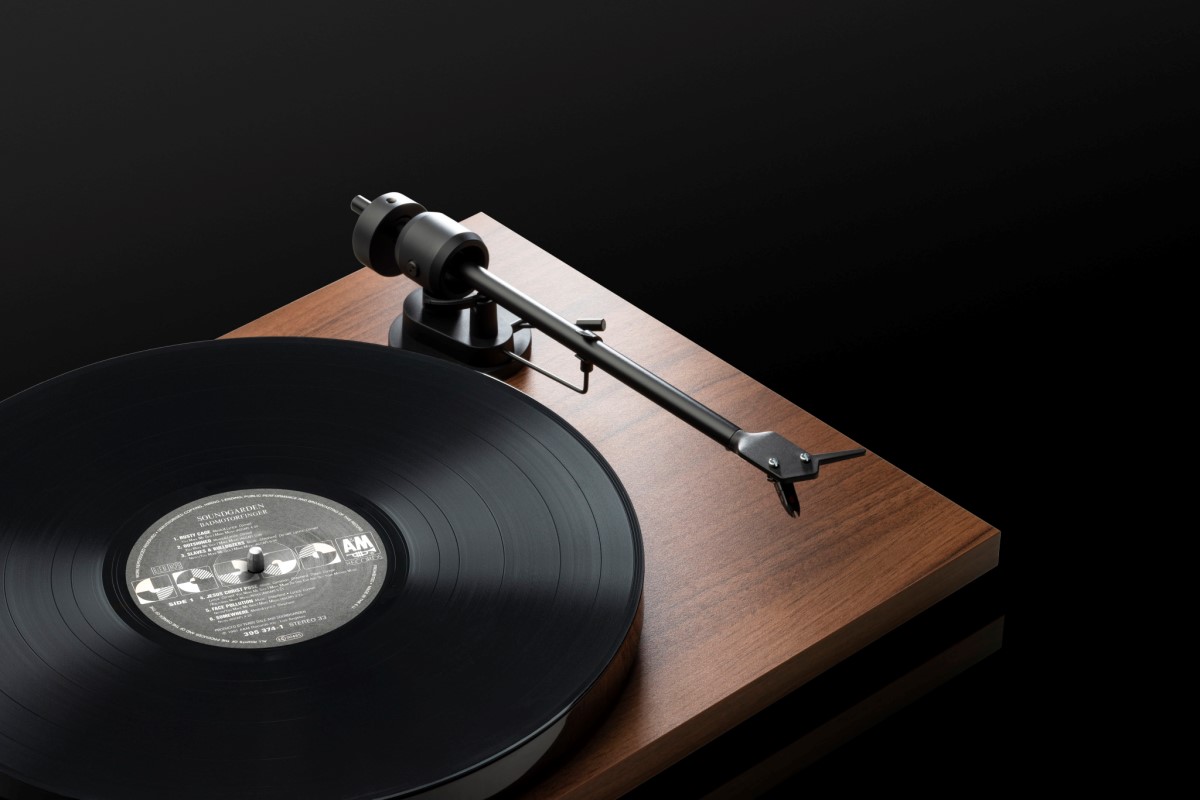 Detail připojeného stíněného phono kabelu s RCA konektory u Pro-Ject E1