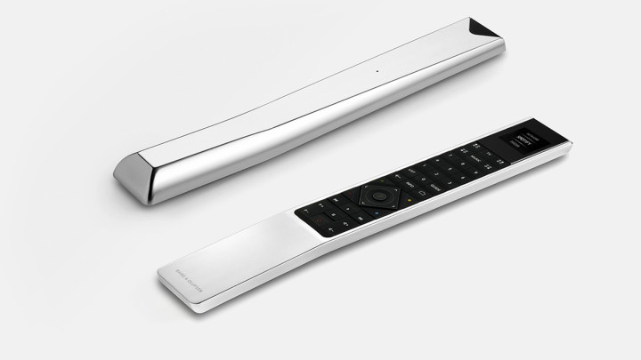 Bang & Olufsen Beoremote One v provedení Silver — dvojice ovladačů na světle šedém pozadí, detail anodizovaného hliníku
