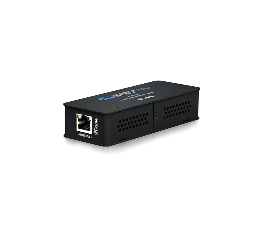 Vstupní strana DA11ADE2 s RJ45 portem Dante PoE a perforací pro chlazení
