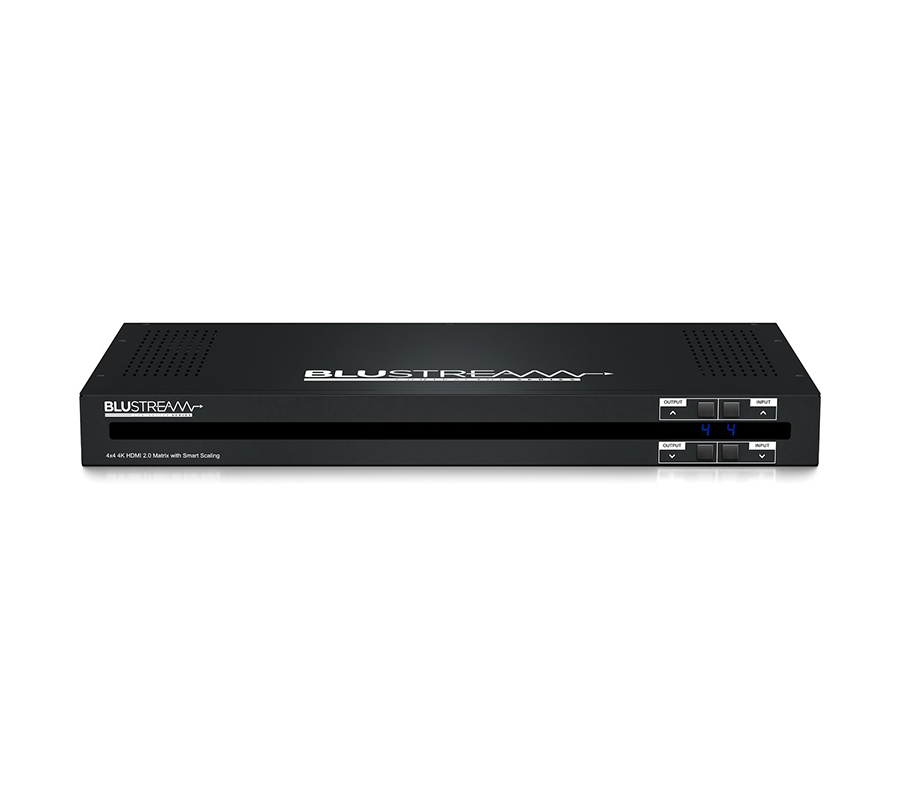 Blustream CMX44CS — detail konektorů a ovládacích prvků maticového přepínače při zapojení do AV sestavy