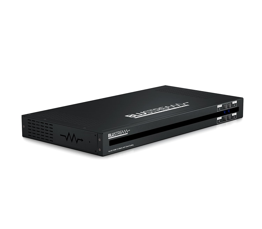 Blustream CMX44CS — pohled na maticový přepínač jako součást rackové AV instalace Blustream
