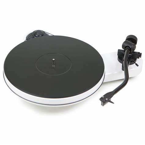 Detail talíře a základny Pro-Ject RPM 3 Carbon s usazením na hrotech