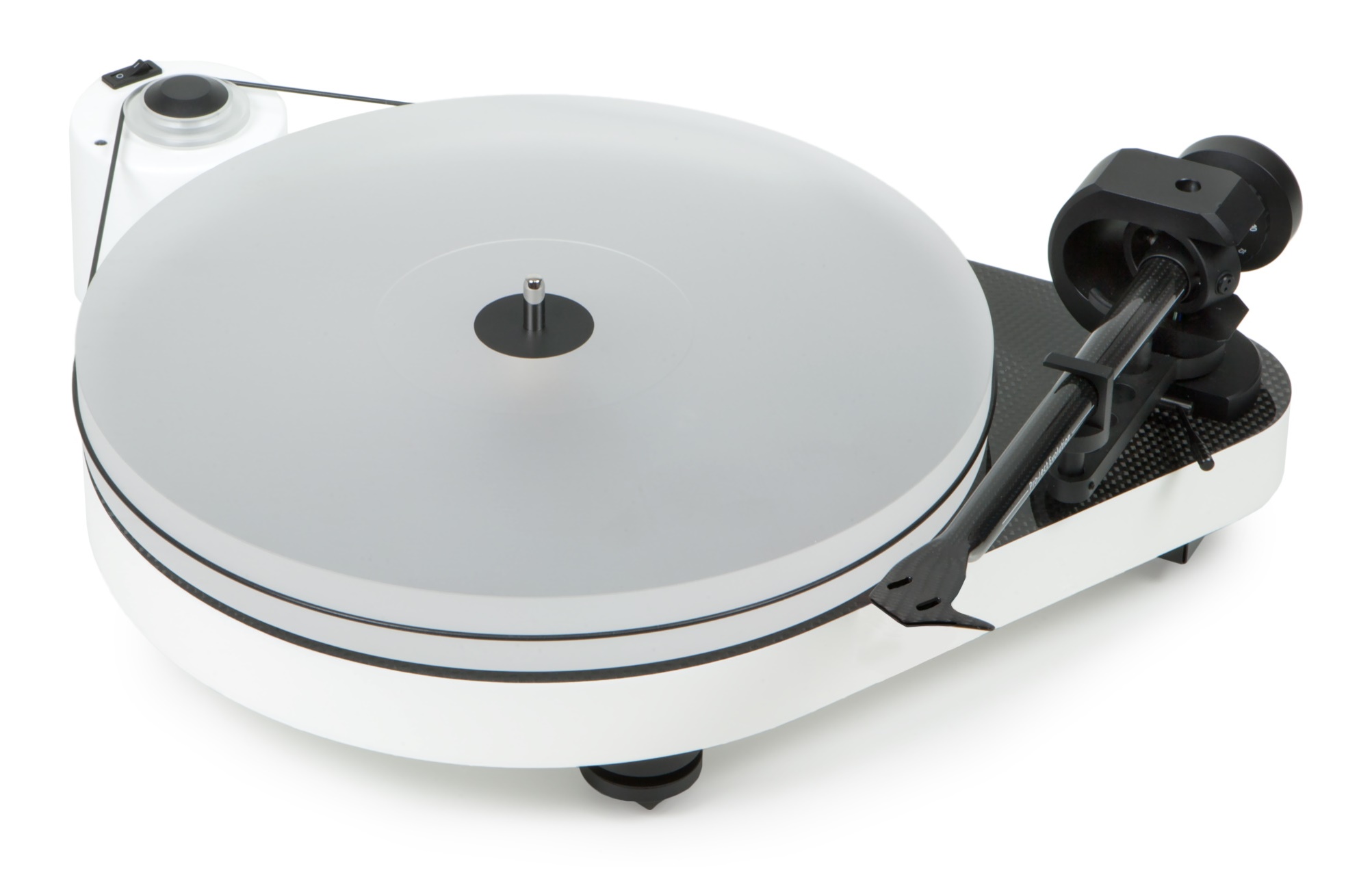 Pro-Ject RPM 5 Carbon v bílém provedení, pohled na asymetrickou základnu a talíř