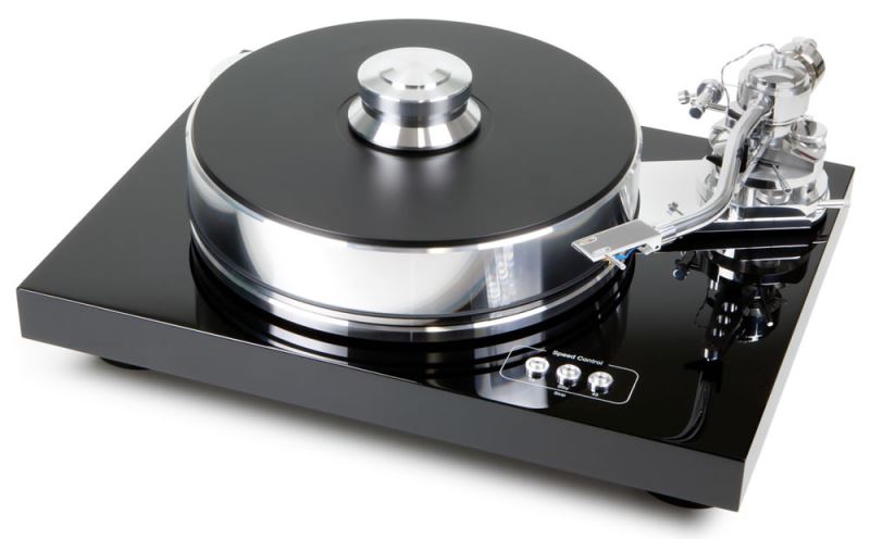 Pro-Ject Signature 10 v provedení Piano Black v poslechové místnosti