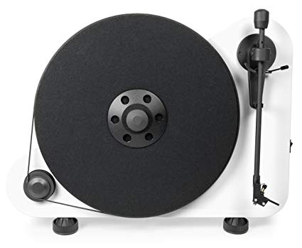 Detail vertikálního gramofonu Pro-Ject VTE BT R v bílém provedení s viditelným raménkem a přítlačnou svorkou