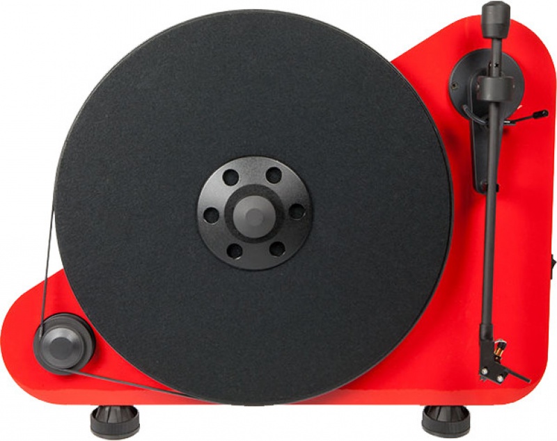 Detail vertikálního gramofonu Pro-Ject VTE BT R v červeném provedení zavěšeného na stěně