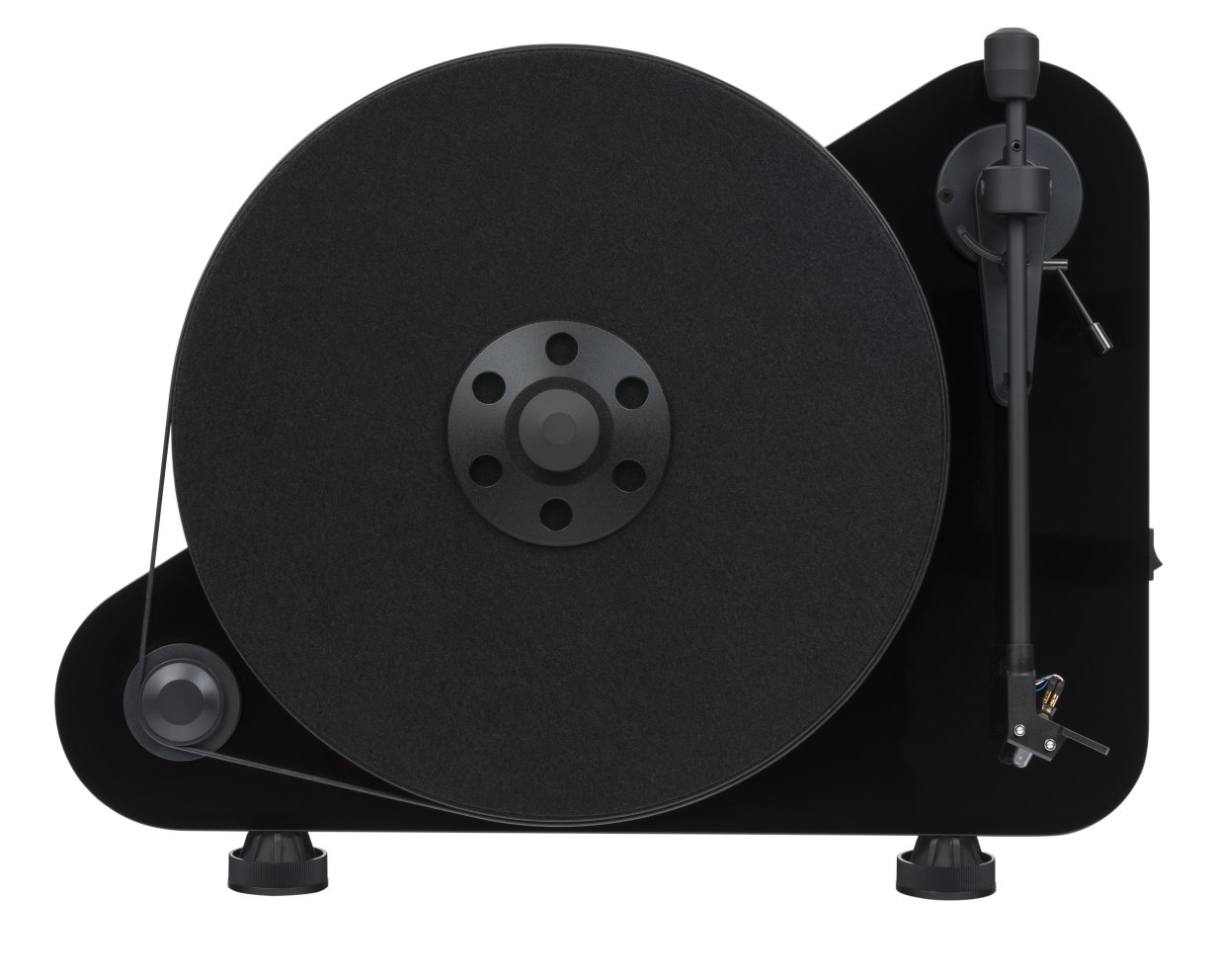 Pro-Ject VTE BT R ve vertikálním provedení s raménkem na pravé straně, černé provedení s přenoskou Ortofon OM5e