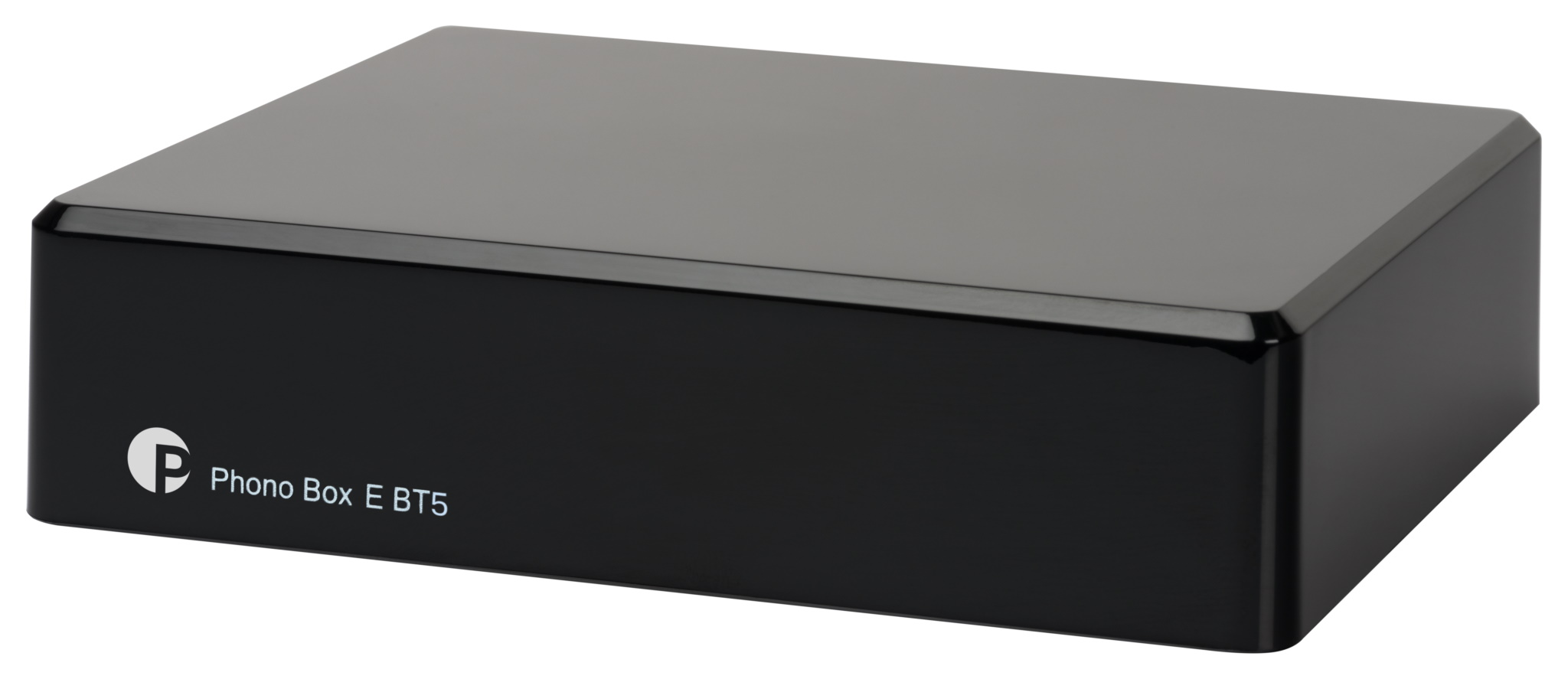 Pro-Ject Phono Box E BT 5, detail lesklé černé skříňky s logem Pro-Ject