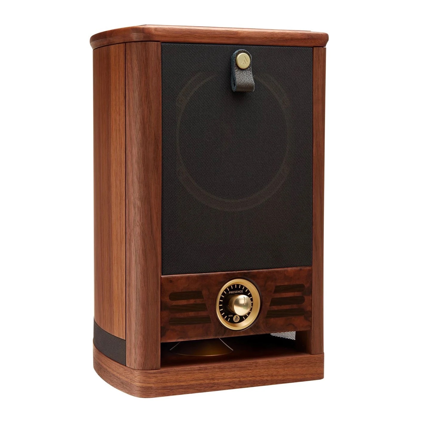 Fyne Audio Vintage Five s nasazenou přední mřížkou, pohled ze tří čtvrtin