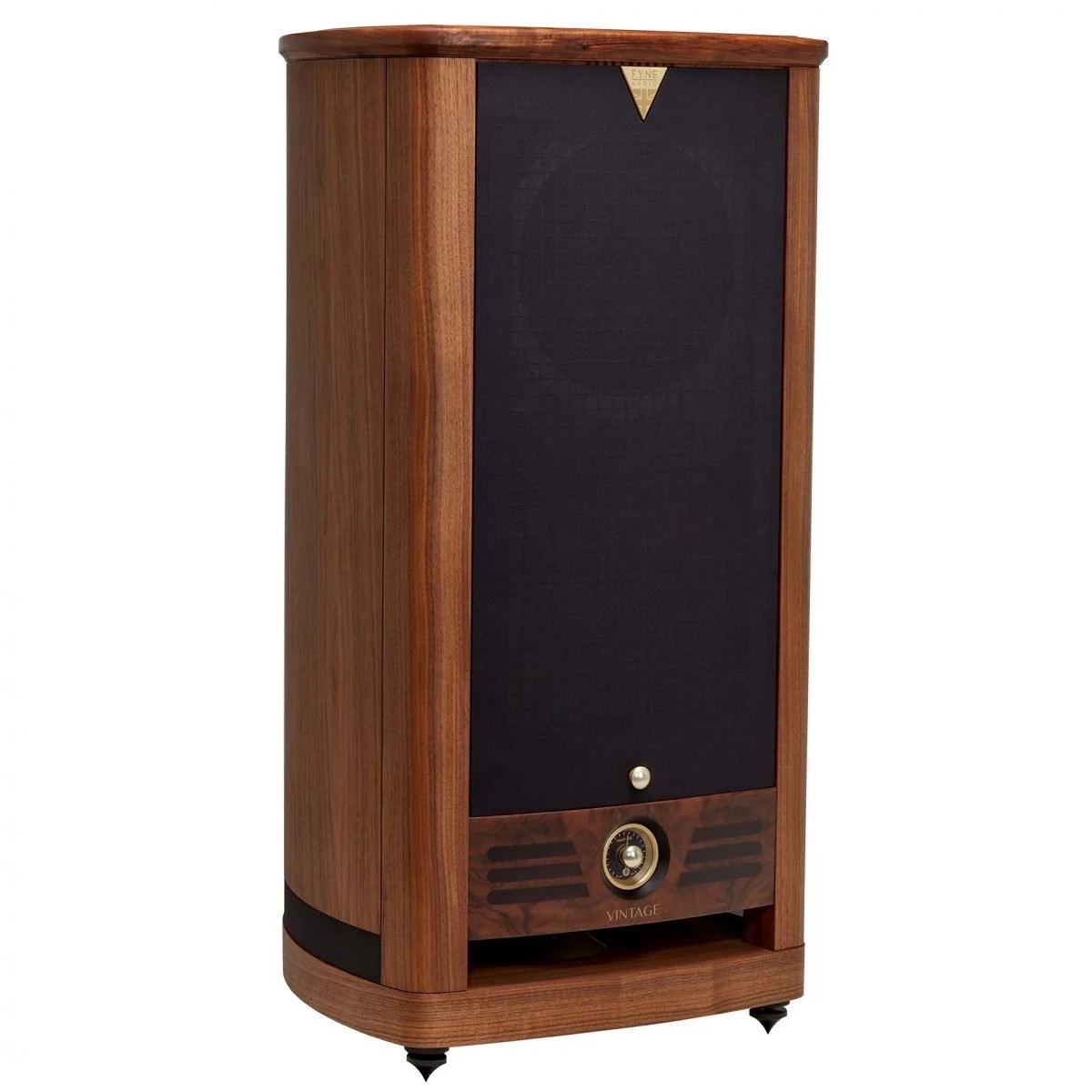 Fyne Audio Vintage Twelve v ořechové dýze s nasazenou mřížkou, pohled ze tří čtvrtin