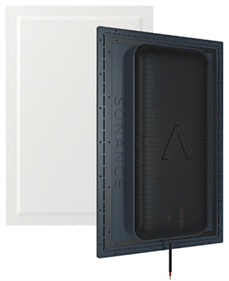 Neviditelný subwoofer Sonance IS10W — tmavý rám s perforovanou přepážkou vedle bílého přemalovatelného krytu, který po instalaci splyne se stěnou