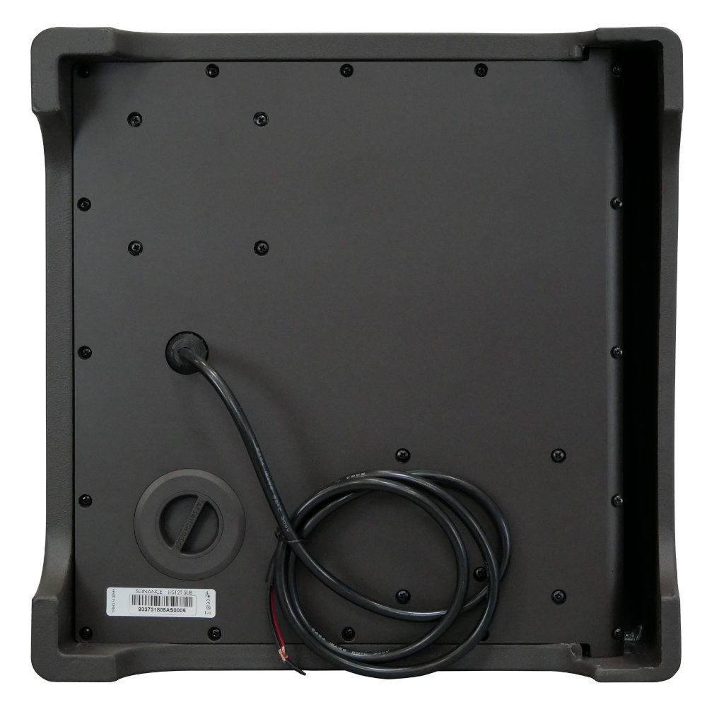 Subwoofer Sonance HS12T SUB z dalšího úhlu, zdůrazňující kompaktní kostkovou skříň pro skryté venkovní umístění