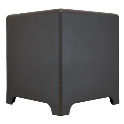 Šikmý pohled na nadzemní subwoofer Sonance HS12T SUB — antracitová ABS skříň s kostkovým tvarem a nízkýma nožkama