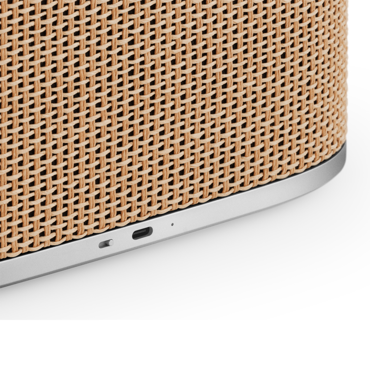 Detail tkané struny Nordic Weave, hliníkového rámu a USB-C portu na Beosound A5