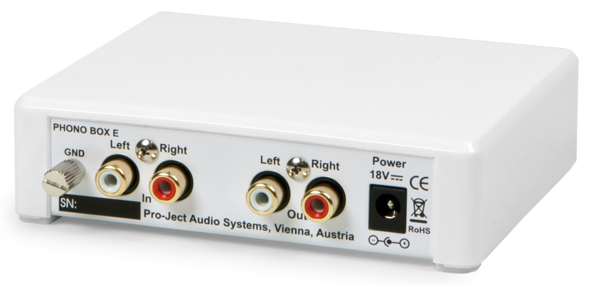 Pro-Ject Phono Box E v bílém provedení, čelní pohled na kompaktní skříňku
