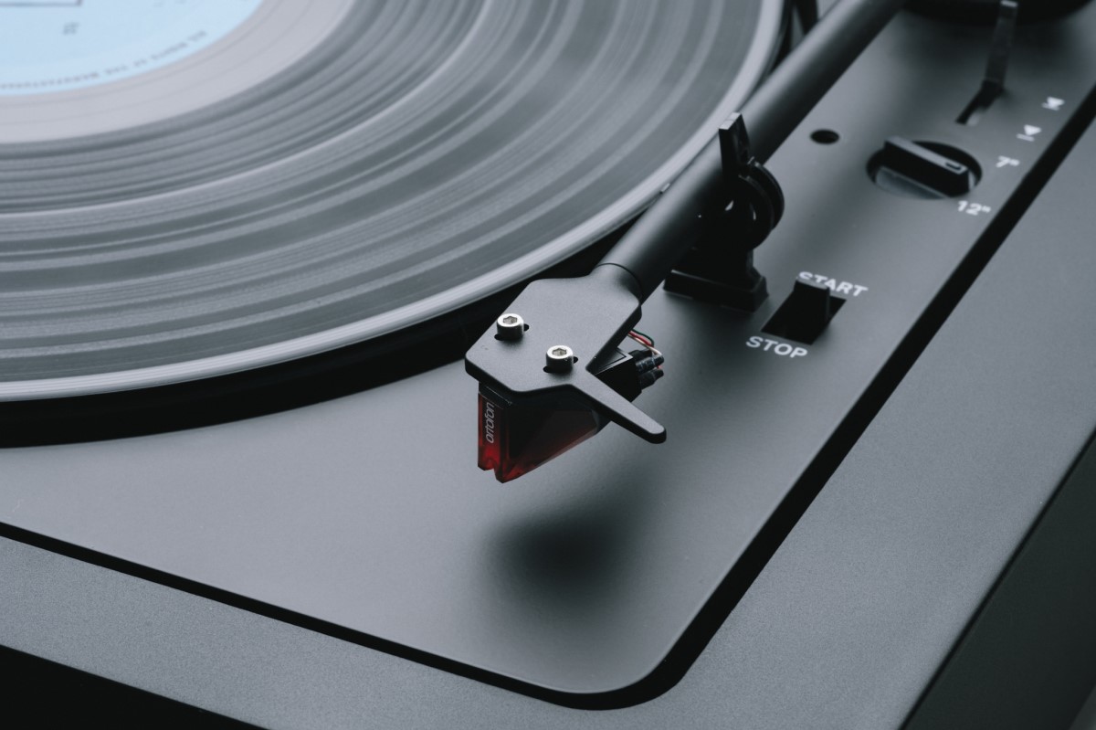 Detail raménka a přenosky gramofonu Pro-Ject A2 nad talířem s deskou