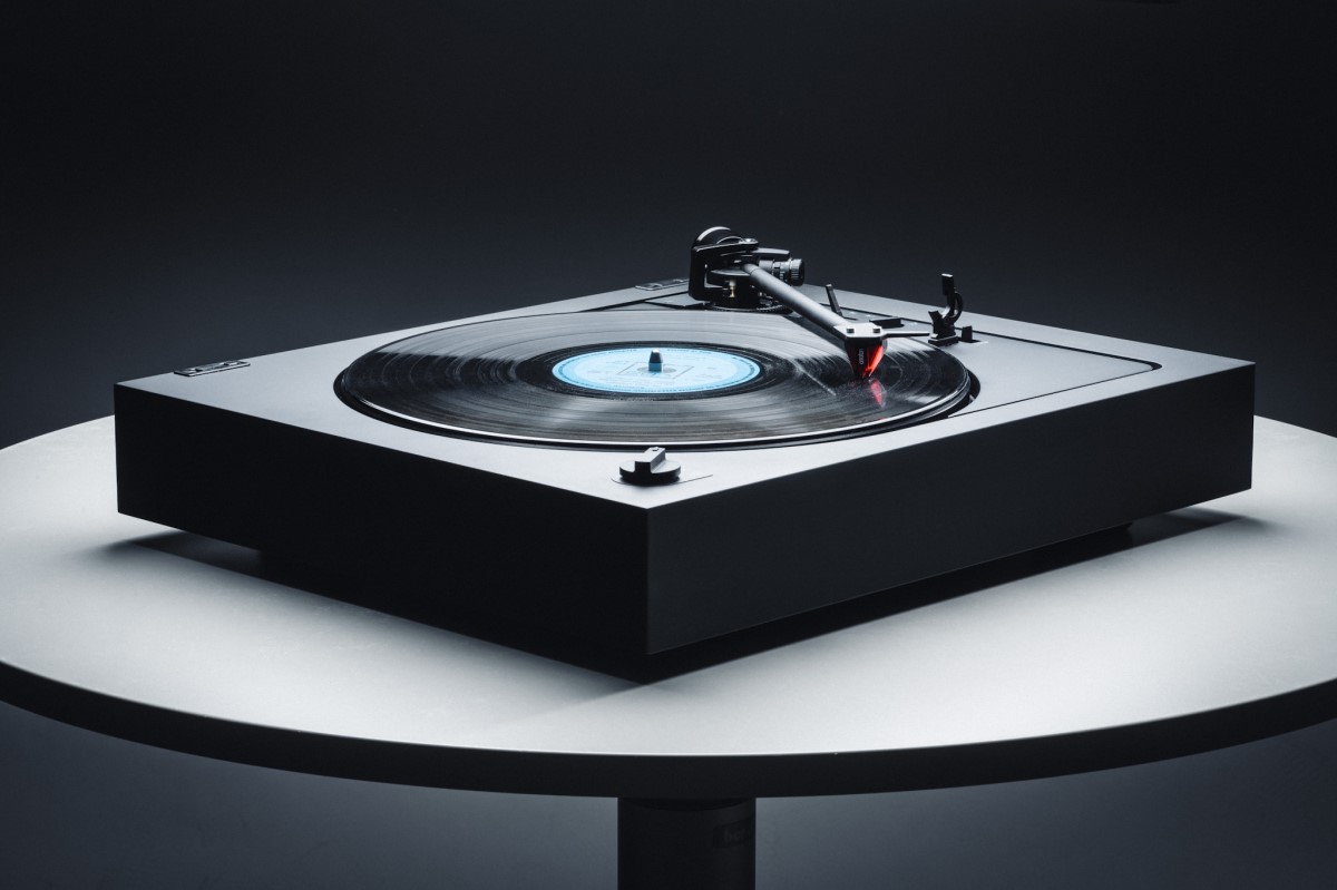 Zadní strana gramofonu Pro-Ject A2 s výstupními konektory a uzemněním