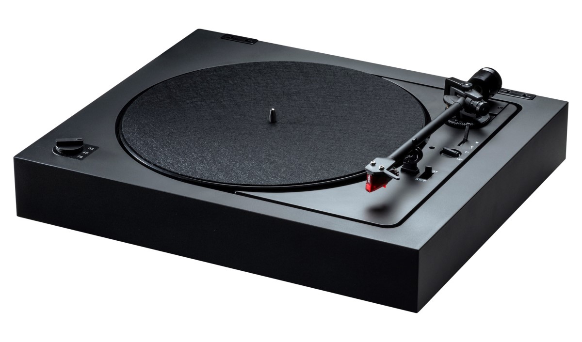 Pro-Ject A2 v plně automatickém gramofonovém provedení postavený v obývacím pokoji