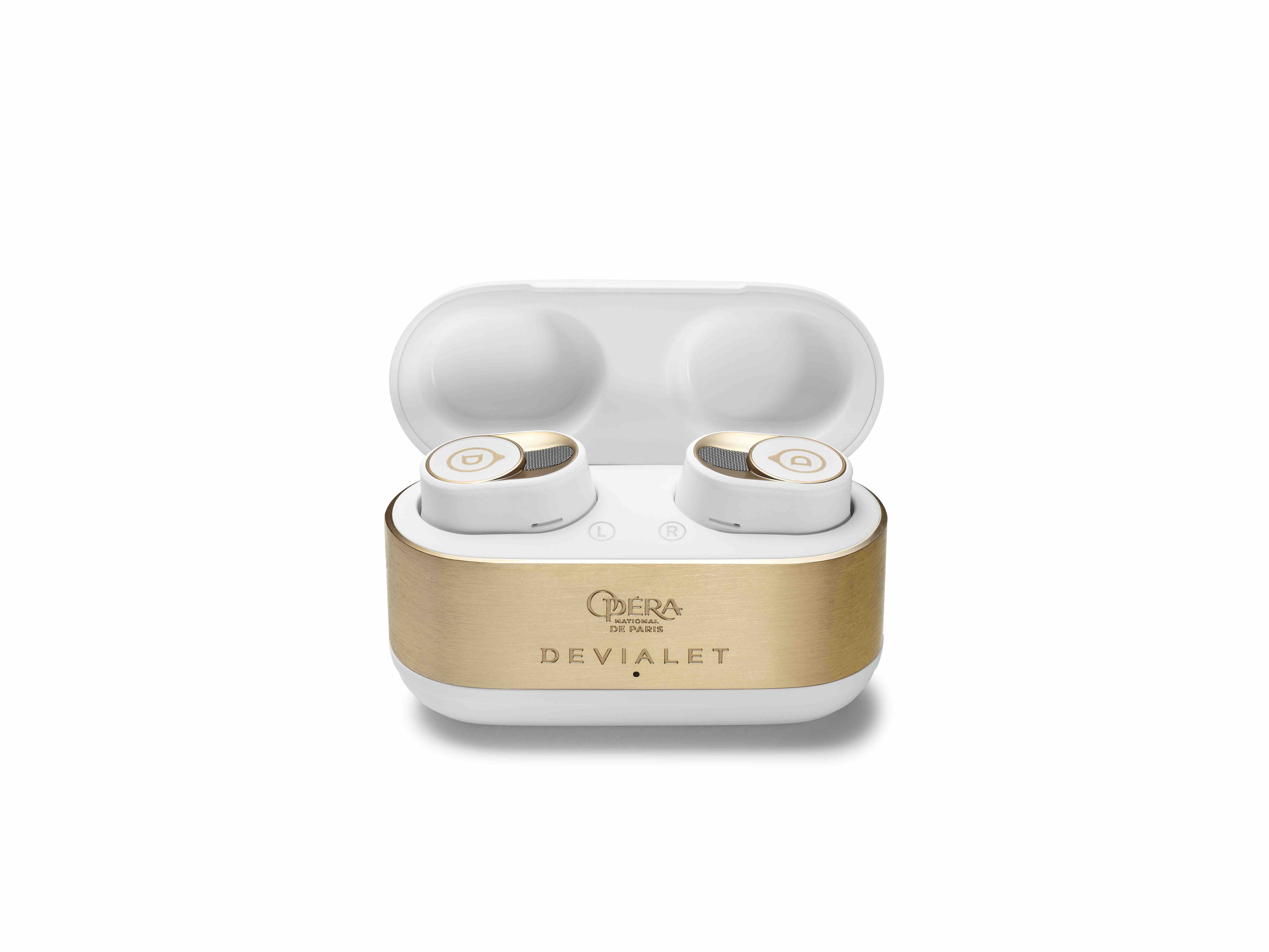 Devialet Gemini II v nabíjecím pouzdře a v ruce