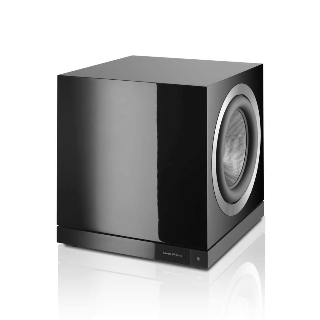 Bowers & Wilkins DB2D v posluchačském pokoji s tlumeným osvětlením
