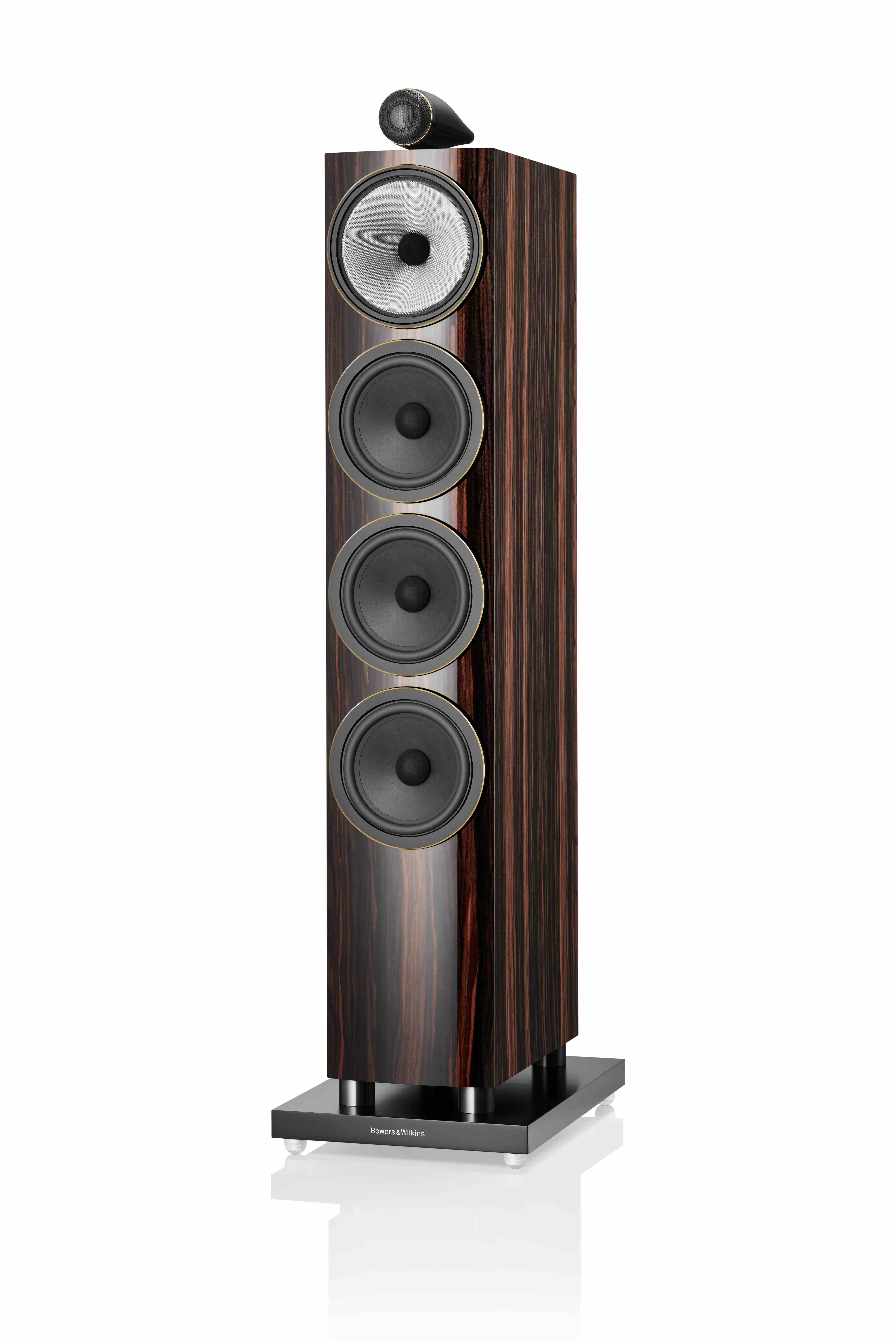 Bowers & Wilkins 702 S3 Signature v provedení Datuk Gloss z čelního natočeného pohledu bez ochranné mřížky