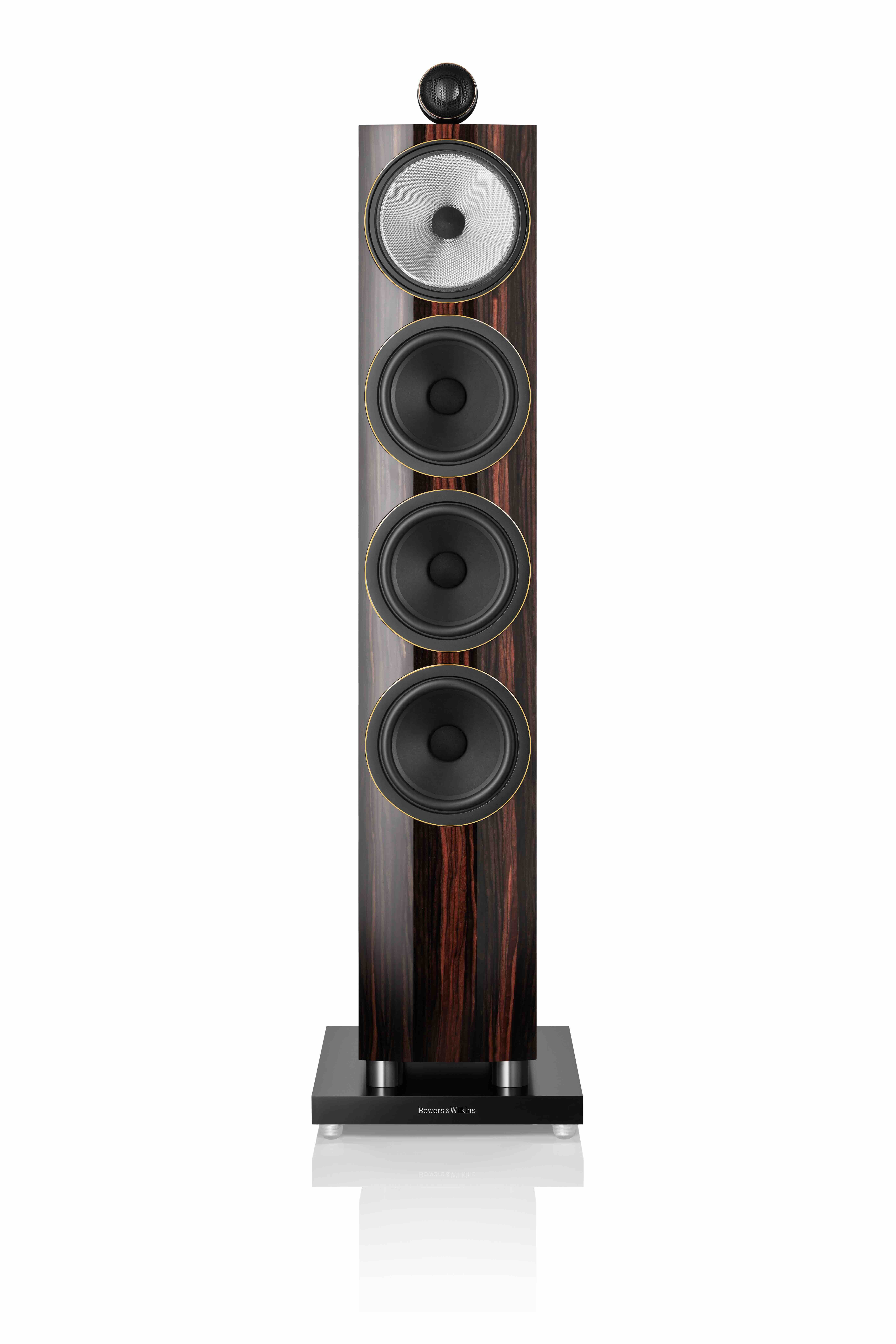 Detailní pohled na čelní stranu Bowers & Wilkins 702 S3 Signature v provedení Datuk Gloss s viditelnými třemi basovými měniči Aerofoil a středovou membránou Continuum