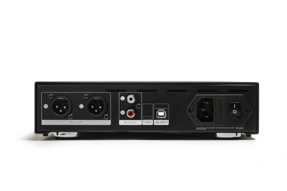 HiFiMAN EF400 zadní panel s vstupními a výstupními konektory