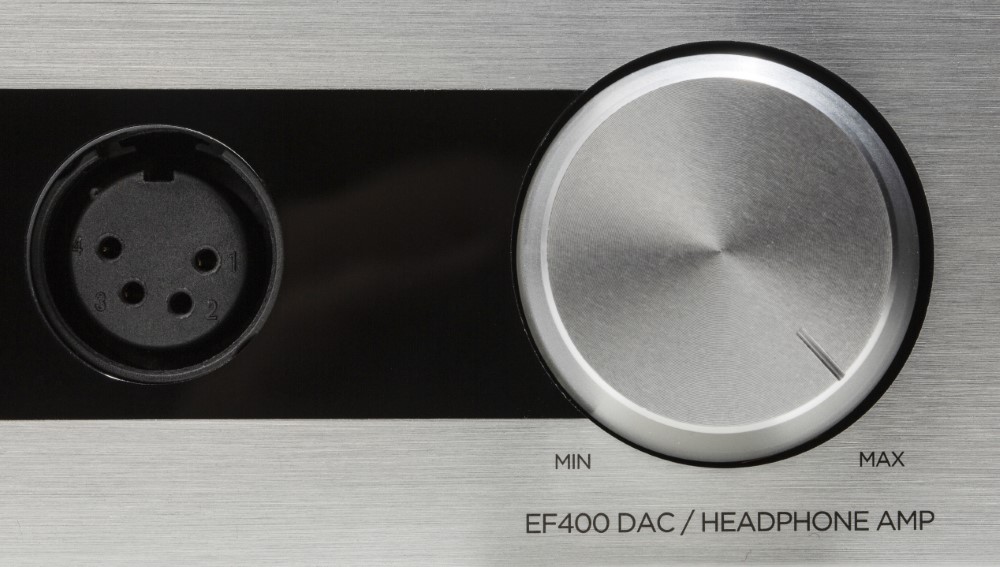 HiFiMAN EF400 s připojenými náhlavními sluchátky HiFiMAN — detail symetrického konektoru