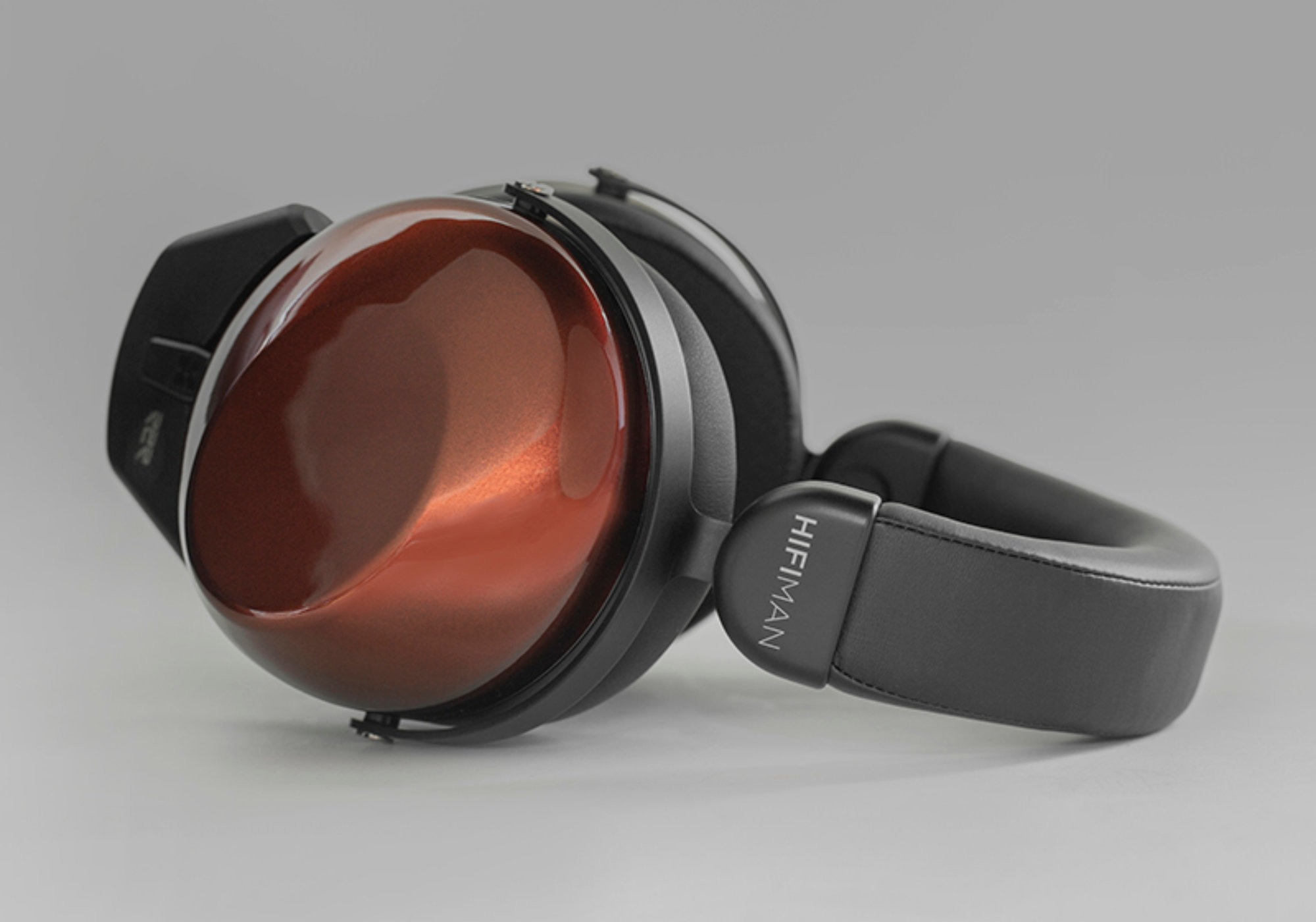 HIFIMAN HE-R9 Bluemini v poslechovém kontextu na pracovním stole
