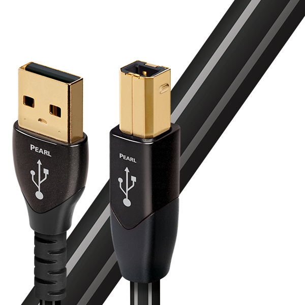 AudioQuest Pearl USB A na USB B zapojený mezi počítačem a DA převodníkem na pracovním stole, full-width 16:9