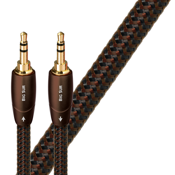 AudioQuest Big Sur 3,5 mm zapojený mezi zdrojem a zesilovačem na poslechovém stolku