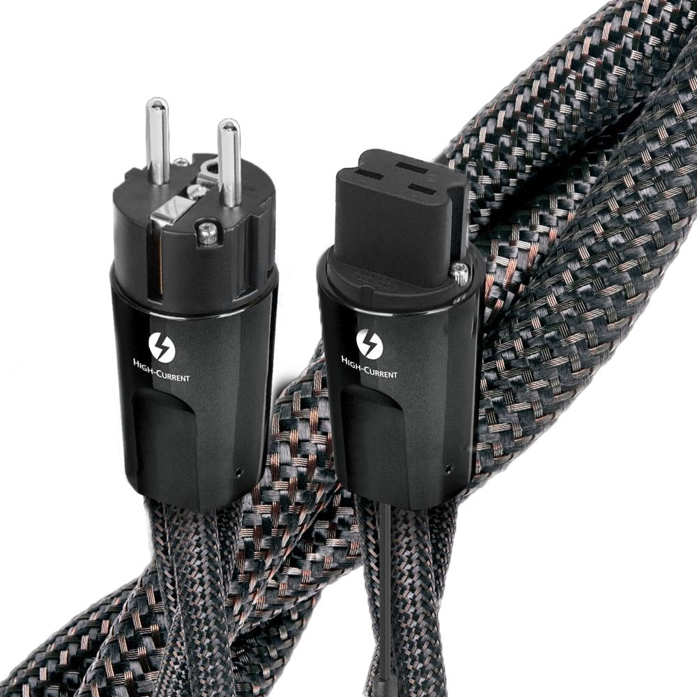 AudioQuest NRG Thunder High-Current C19 v sestavě u výkonového zesilovače — full-width 16:9
