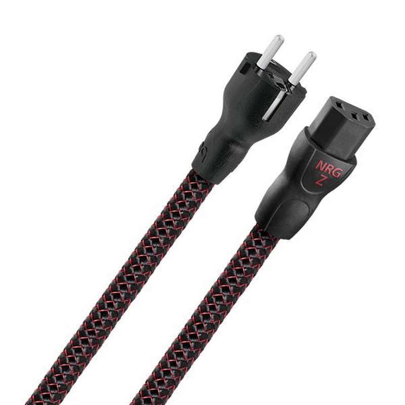 Detail tříkolíkové zástrčky a koncovky IEC C13 kabelu NRG Z3 — full-width 16:9