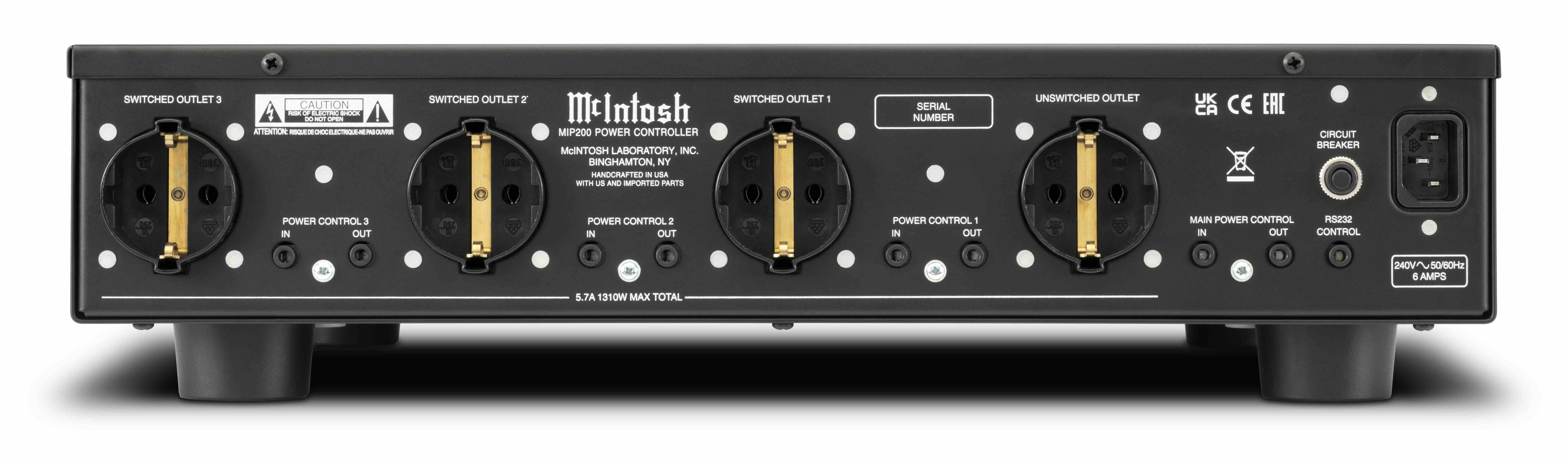 Zadní panel McIntosh MIP200 se zásuvkami, porty Power Control a rozhraním RS232