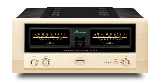 Čelní panel Accuphase A-48S v šampaňsky zlatém provedení s dvojicí analogových měřičů výkonu, označením Class A a ovládacími prvky