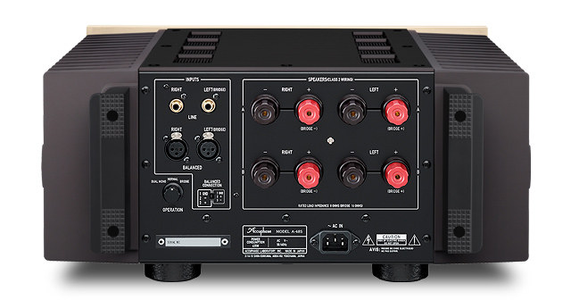 Zadní panel Accuphase A-48S s nesymetrickými RCA a symetrickými XLR vstupy a dvojicí reproduktorových terminálů pro normální, bi-wire a můstkové zapojení
