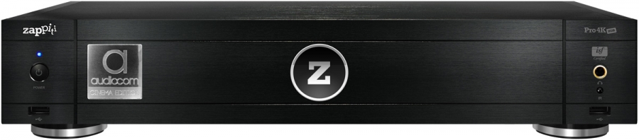 Čelní panel přehrávače Zappiti Pro 4K HDR z kartáčovaného černého hliníku s tlačítkem napájení, kovovou plaketou a kruhovými nohami